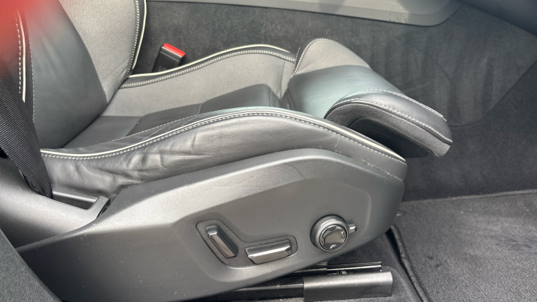 Volvo XC60 2.0 B5P Plus Black Edition 5dr AWD Geartronic Petrol Estate